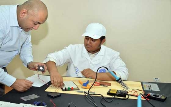   مصر اليوم - موهوبو جامعة طيبة السعودية يجرون تجارب كهربائية