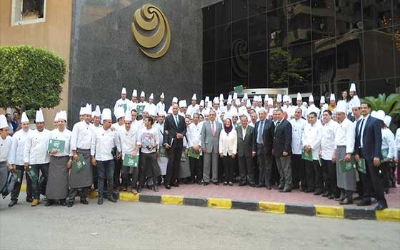   مصر اليوم - زعزوع يحتفل بتخريج دفعة جديدة من مركز فنون الطهي