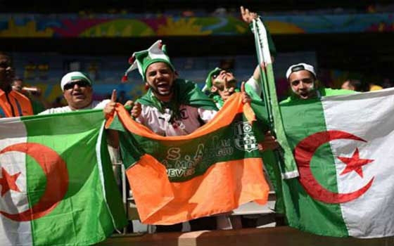   مصر اليوم - رغم الهزيمة مشجعو الجزائر يصفقون للاعبين ويستكملون احتفالاتهم