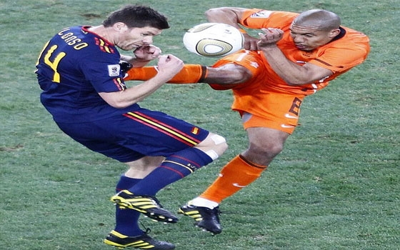   مصر اليوم - الهولندي دي يونج يوجه ضربة كونغ فو لنجم الماتادور الأسباني تشابي ألونسو