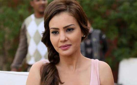   مصر اليوم - دينا فؤاد تغادر المستشفى بعد إصابتها في مطاردات الصياد