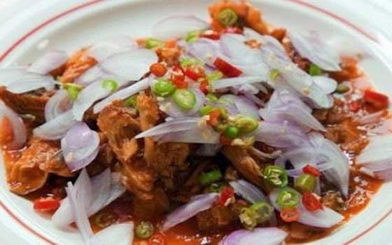   مصر اليوم - سلطة السمك بصوص الطماطم