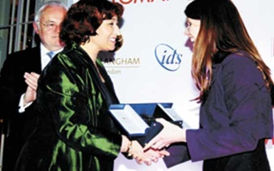   مصر اليوم - تكريم المستشارة الإعلامية سهير يونس في المؤتمر الدولي للحقوقيين في لندن