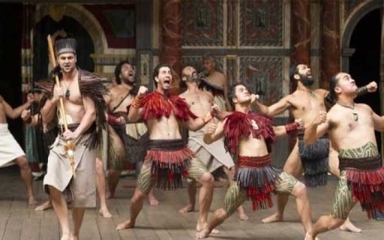 مصر اليوم - ملابس فرقه شكسبير المسرحية في معرض