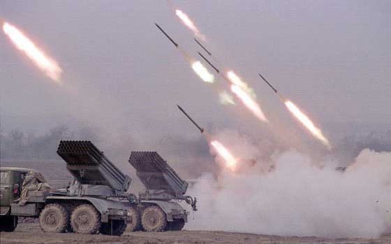 مصر اليوم - إصابة منزلين في بنينا بمدينة بنعازي بصواريخ جراد