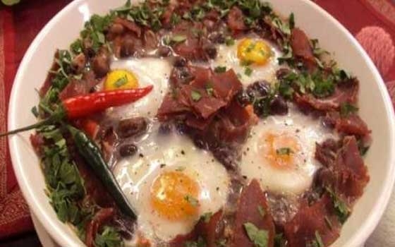   مصر اليوم - طاجن الفول بالبسطرمه و البيض