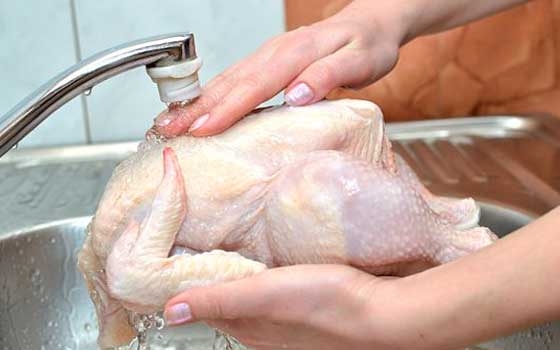   مصر اليوم - غسل الدواجن النيئة يضاعف خطر التسمم الغذائي