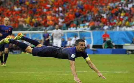   مصر اليوم - الرقم 13 ابتسم للهولندي روبن فان بيرسي بعد تسجيله لثالث مرة