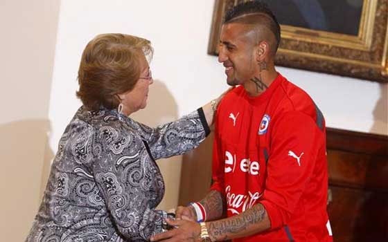   مصر اليوم - استقبال الأبطال للاعبي تشيلي في سانتياغو عقب الخروج من المونديال