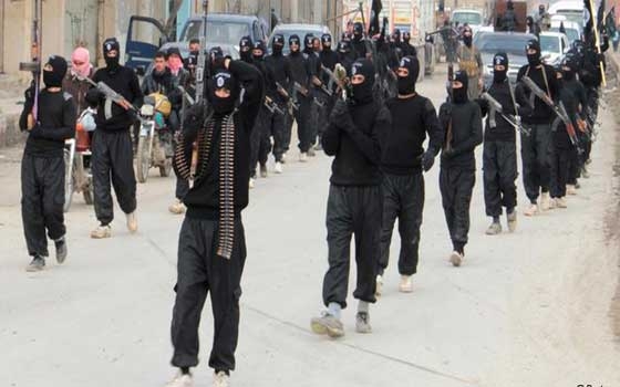   مصر اليوم - داعش يسيطر على المعبر الحدودي بين سورية والعراق ويحاصر دير الزور العسكريّ