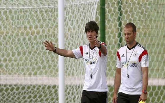   مصر اليوم - سر الفاتورة التي سيدفعها لوف بعد خسارة رهان هوميلس