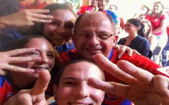   مصر اليوم - الرئيس الكوستاريكي يحتفل مع الجماهير بالتأهل لربع نهائي المونديال