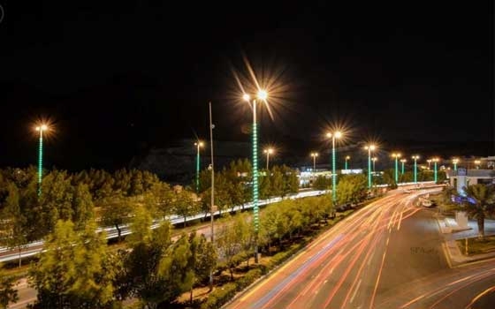   مصر اليوم - مصابيح ومجسمات مضيئة تزين شوارع مكة المكرمة