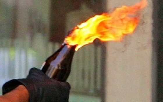   مصر اليوم - مجهولون يهاجمون نقطة شرطة في الإسكندرية ويضرمون النيران في واجهتها