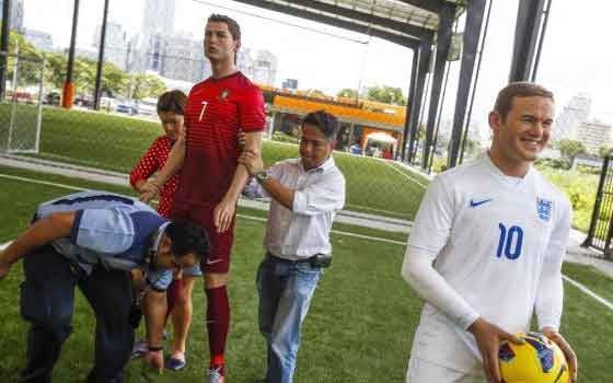   مصر اليوم - نجوم الكرة المصنوعين من الشمع يجذبون الجمهور في بانكوك