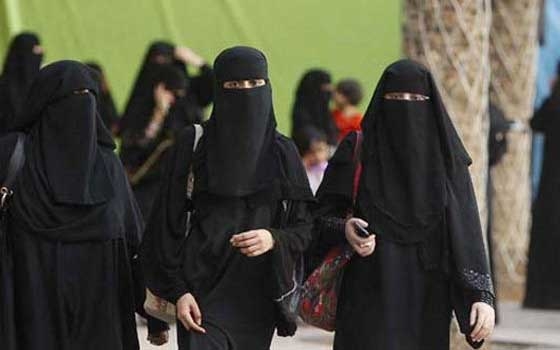   مصر اليوم - السعوديّات يقبلنّ على الهواتف المحمولة دون كاميرا