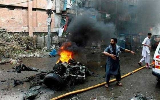   مصر اليوم - مقتل شخص وإصابة خمسة في هجوم إنتحاري في بيشاور الباكستانية