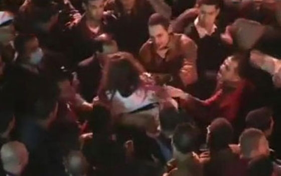   مصر اليوم - خبراء الإعلام يفضلون مناقشة التحرش كقضيّة عامة وليست كحالة فرديّة