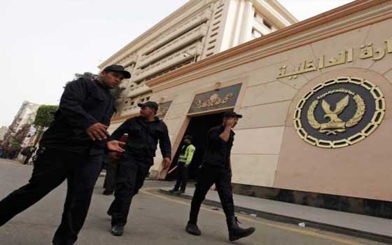   مصر اليوم - وزارة الداخليّة تؤكّد أن القانون يمنع وجود مُلصَقات على السيّارات