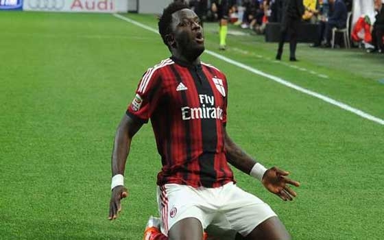   مصر اليوم - مونتاري يوزع المال على فقراء حي ماسيو البرازيلي