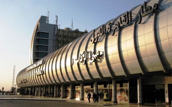   مصر اليوم - مطار القاهرة يستقبل 69 مصريًا من العاملين في العراق هربًا من الحرب