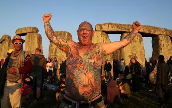   مصر اليوم - 40 ألفًا تقريبًا تجمعوا في موقع ستونهنج البريطاني مع حلول المنقلب الصيفي