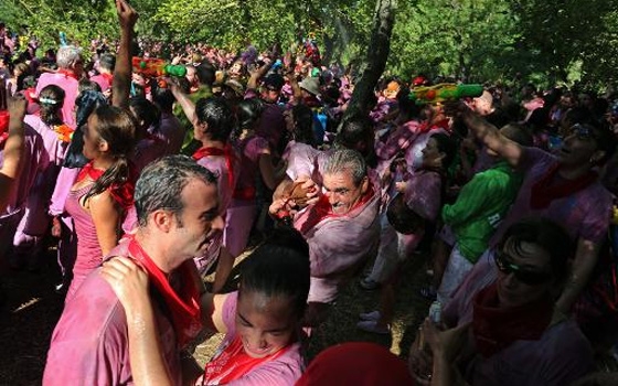   مصر اليوم - ألآف اليترات من الخمر تهرق في معركة النبيذ في إسبانيا