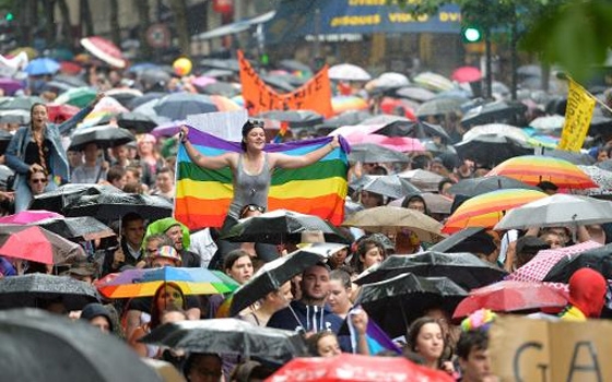   مصر اليوم - ألآف عدة في مسيرة المثليين في باريس