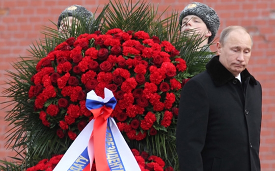   مصر اليوم - بوتين يضع إكليلًا من الزهور على ضريح الجندى المجهول