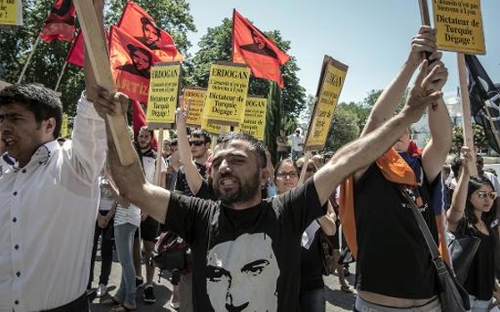   مصر اليوم - مئات المتظاهرين ضد رئيس الوزراء التركي في ليون الفرنسية