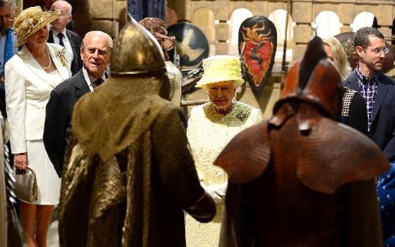   مصر اليوم - الملكة اليزابيث الثانية زارت إستديوهات غايم أوف ثرونز في بلفاست