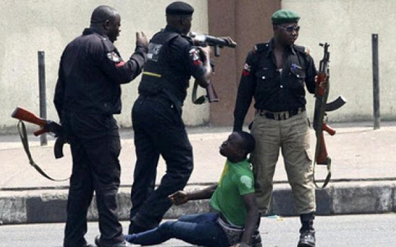   مصر اليوم - الشرطة النيجيرية تقتل وتعتقل شخصين للإشتباه في تورطهما بإنفجار أبوجا