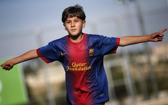   مصر اليوم - شبيه ميسي طفل فلسطيني يحلم بإحتراف كرة القدم