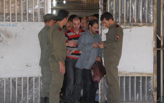   مصر اليوم - تضارب في أرقام المعتقلين المفرج عنهم في سورية