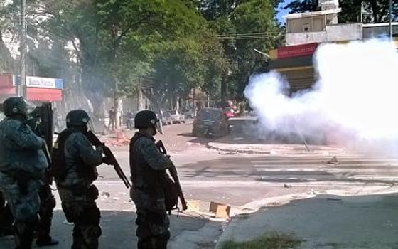   مصر اليوم - شرطة البرازيل تستخدم الغاز المسيل للدموع قبل ساعات على أفتتاح المونديال