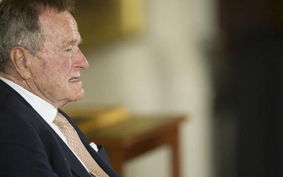   مصر اليوم - جورج بوش الأب يحتفل بعيد ميلاده التسعين قافزًا بالمظلة