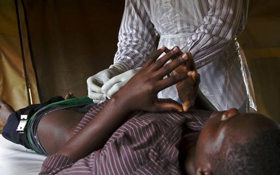   مصر اليوم - أوغندا تعول على ختان الذكور من دون جراحة لمكافحة أنتشار الإيدز