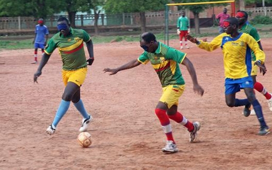   مصر اليوم - لعبة كرة القدم تحيي آمال المكفوفين في مالي
