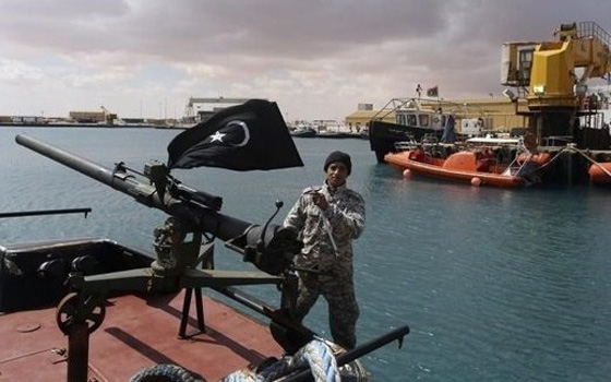   مصر اليوم - ثوار ليبيا تتهم رئيس عرفاء بالهجوم على ميناء بنغازي