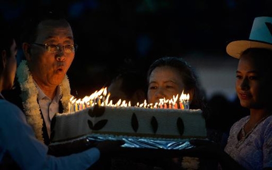   مصر اليوم - قالب حلوى من أورواق الكوكا لبان كي مون في بوليفيا