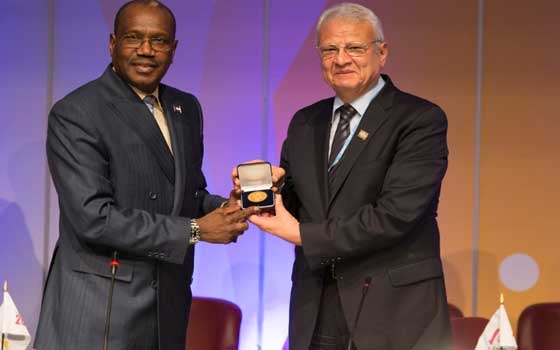   مصر اليوم - وزير الاتصالات ينال الميدالية الذهبية من الاتحاد الدولي