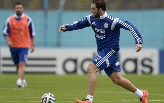   مصر اليوم - هيغواين يشير إلى أحتمال أنتقاله إلى برشلونة