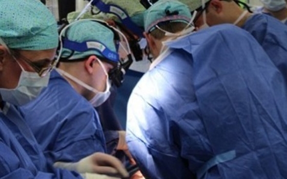   مصر اليوم - جراحون نمساويون ينقذون يد عامل بترها خطًا أثناء العمل