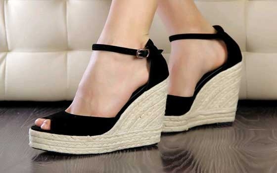 مصر اليوم - أحذية القش تتربع على عرش موضة صيف العام 2014