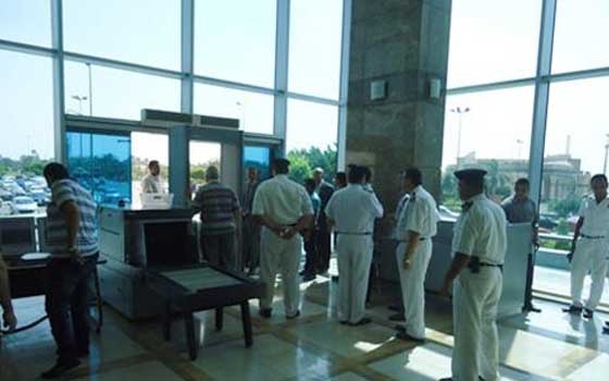   مصر اليوم - استنفار أمني في مطار القاهرة واستمرار تشديد الإجراءات بعد تفجيرات المترو