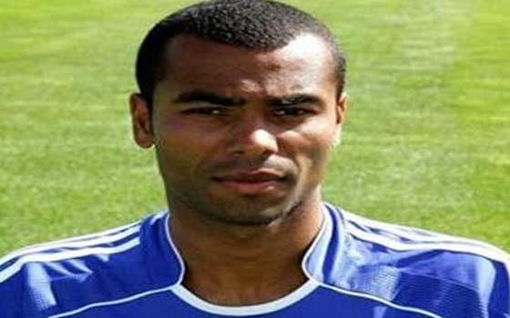   مصر اليوم - أشلي كول حائر بين برشلونة الأسباني وميلان الإيطالي