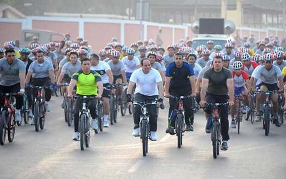   مصر اليوم - السيسي يطالب المصريّين بالتكاتف والتعاون بغية بناء الدولة والعمل على تقدّمها