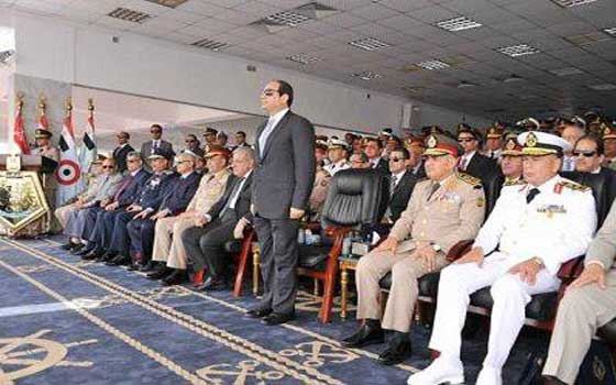   مصر اليوم - السيسي يحضر تخرّج دفعة من ضبّاط صفّ المعلّمين في الإسماعيليّة