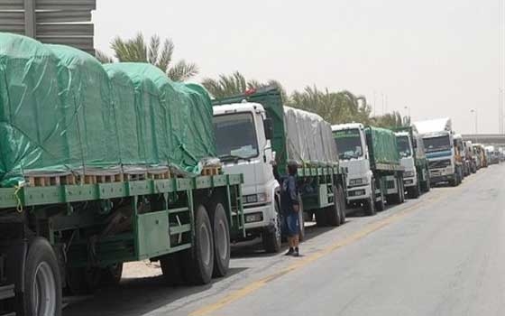   مصر اليوم - بدء وصول الشاحنات المصرية التي كانت محتجزة في ليبيا