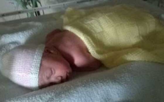   مصر اليوم - نجاة رضيعة بريطانيّة من حادث تُوفِّيت فيه أمها